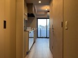 プラウドフラット西蒲田 玄関からキッチンへと続く廊下空間と窓からの採光
