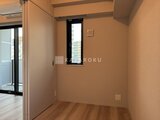 プラウドフラット西蒲田 窓からの採光が心地よい、落ち着いた色合いの洋室