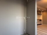 プラウドフラット西蒲田 引き戸を通して見たキッチンと明るいリビングダイニング