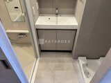 プラウドフラット西蒲田 洗面台と洗濯機パンがすっきり配置された洗面脱衣室