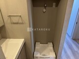 プラウドフラット西蒲田 洗濯機置き場とトイレが並ぶユーティリティスペース