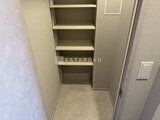 プラウドフラット西蒲田 収納力たっぷりの壁面棚が備わった明るい廊下スペース