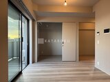 プラウドフラット西蒲田 開放的なリビングダイニングと続き間の洋室を望む空間