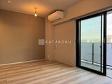 プラウドフラット西蒲田 温かみのある照明が灯るダイニングスペースとバルコニーへの眺望
