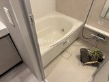 プラウドフラット西蒲田 白いタイル床の浴室に設置された白色の浴槽