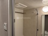 プラウドフラット西蒲田 浴室暖房乾燥機と広めのシャワースペースを備えた浴室