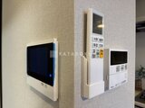プラウドフラット西蒲田 壁面に設置された複数のタッチパネル式コントローラーの様子