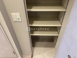 プラウドフラット西蒲田 可動棚付きのたっぷり収納スペース