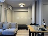 プラウドフラット西蒲田 ソファとダイニングテーブルが配置されたコンパクトな居室空間