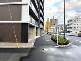 アリビス五反野 建物外観と周辺街並みが見える開放的なエントランスアプローチ