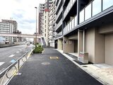 アリビス五反野 建物前面の駐車スペースと開放的なエントランスアプローチ