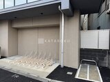 アリビス五反野 明るいタイル張りの駐輪場スペース