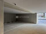 アリビス五反野 駐車スペースと街路が見える開放的な駐車場の様子