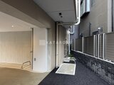 アリビス五反野 建物エントランスから玄関へ続く、モダンな印象の共用通路