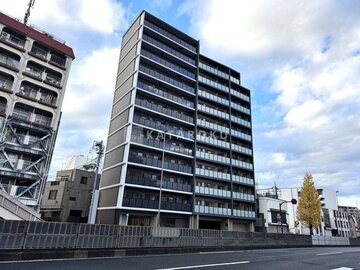 アリビス五反野 前面道路から見たモダンな14階建てマンションの外観