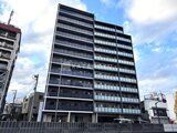 アリビス五反野 青空の下に建つモダンな外観の共有住宅の建物