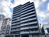 アリビス五反野 青空を背景に建つモダンなマンション外観