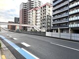 アリビス五反野 前面道路から見た建物と周辺街並みの様子