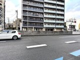 アリビス五反野 前面道路から見たモダンな高層マンション建物外観