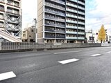 アリビス五反野 前面道路から見た落ち着いた印象の建物外観と周辺環境