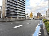 アリビス五反野 前面道路から見たモダンな外観と周辺環境