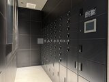 アリビス五反野 複数の宅配ボックスが整理されたモダンな共用部の様子