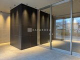 アリビス五反野 ゆとりのあるエントランスホール、黒いタイル仕上げの壁と大きな