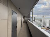 アリビス五反野 共用廊下から見た周辺街並みと開放的なバルコニー空間