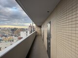 アリビス五反野 街並みを見渡せるバルコニーから眺めた共用廊下の様子