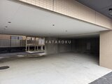 アリビス五反野 広々とした共用エントランスの開放的な空間