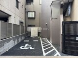 アリビス五反野 車椅子対応駐車スペースのある共用駐車場の様子