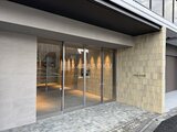 アリビス五反野 温かみのある照明が灯るモダンなエントランスホール