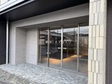 アリビス五反野 大きなガラス戸で光を取り込むモダンなエントランス部分