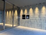 アリビス五反野 モダンな壁面デザインと間接照明が印象的なエントランスホール