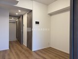 アリビス五反野 複数のドアが配置された明るい廊下空間