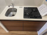 アリビス五反野 シンク周辺の調理スペースと二口ガスコンロを備えたコンパクトな