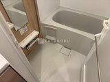 アリビス五反野 白基調の浴室に大型浴槽と洗い場が備わった様子