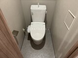 アリビス五反野 温白色の壁と落ち着いた床色でまとめたトイレ室内
