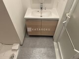 アリビス五反野 木目調キャビネット付きの洗面台と明るい洗面空間