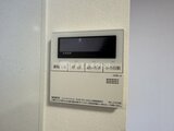 アリビス五反野 給湯器の操作パネルが壁に設置された様子