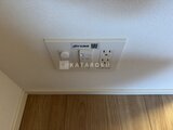 アリビス五反野 天井に設置された照明スイッチとコンセント