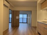 アリビス五反野 木目調の建具と明るい床が落ち着いた印象のリビングダイニング・