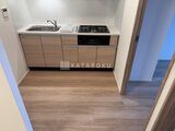 アリビス五反野 ビルトインコンロとシンク付きの明るいキッチン空間