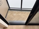 アリビス五反野 黒枠のスタイリッシュなサッシから差し込む採光がバルコニーを明