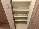 アリビス五反野 明るい印象の収納スペースと可動棚のある納戸