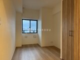 アリビス五反野 木製クローゼット付きの洋室から外の景色を望む空間