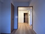 アリビス五反野 明るいLED照明が広がるモダンな廊下空間