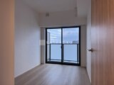 アリビス五反野 明るい光が差し込む洋室と大きな窓から見える街並み