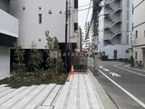 ルフォンプログレ赤羽マークス 前面道路から見た建物入口と植栽が整備されたエントランスアプロ