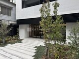ルフォンプログレ赤羽マークス 白と黒のモダンな外観に緑を配した開放的なエントランス